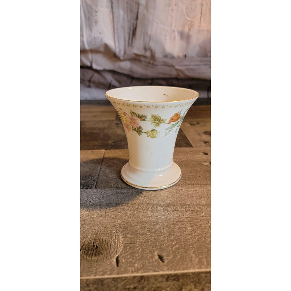 Wedgwood Bone china Made in England Floral pattern‎